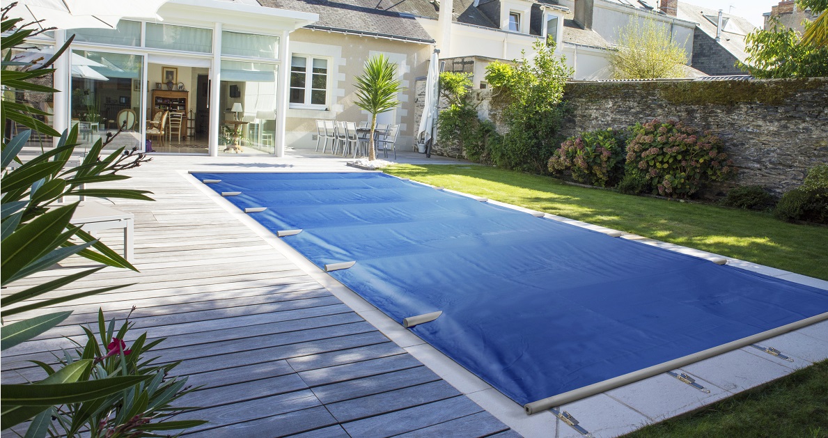 comment installer une couverture de piscine