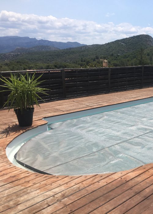 une couverture solaire piscine