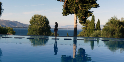 une personne debout au bord d’une piscine photo – oxygene actif article blog edenea